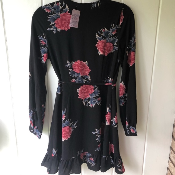 Flowy floral wrap dress. - Picture 2 of 3